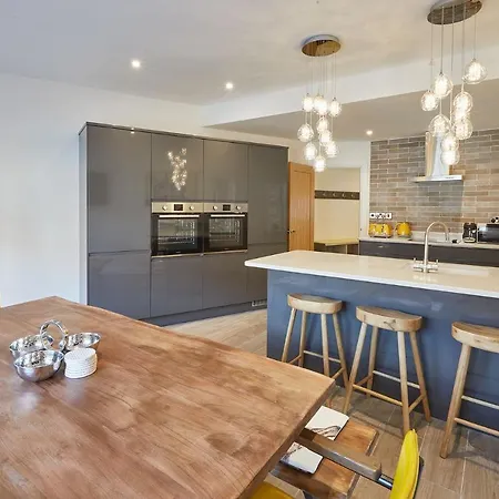 Host & - Hoggarth House *